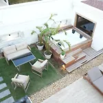 Alacati'da Saunali Jakuzili Villa