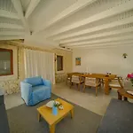 Alacati'da Saunali Jakuzili Vila Çeşme